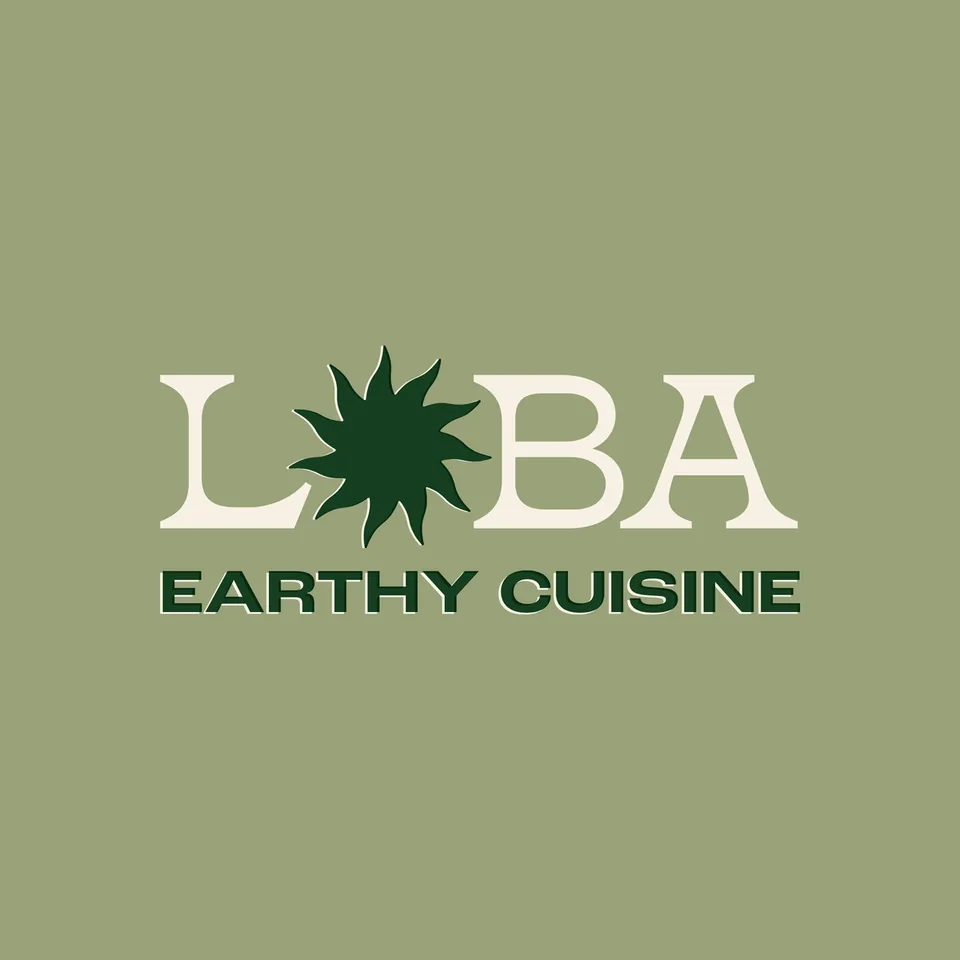 Logo de Café Loba : le mot LOBA dont le O est un soleil vert sombre, et « Earthy cuisine » dessous.
