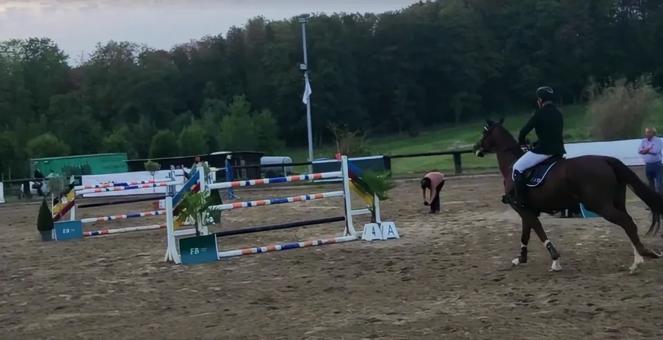 Urania des Courtis Z en piste au Masters de la Stoeterij Padenborre, à la tombée du jour.