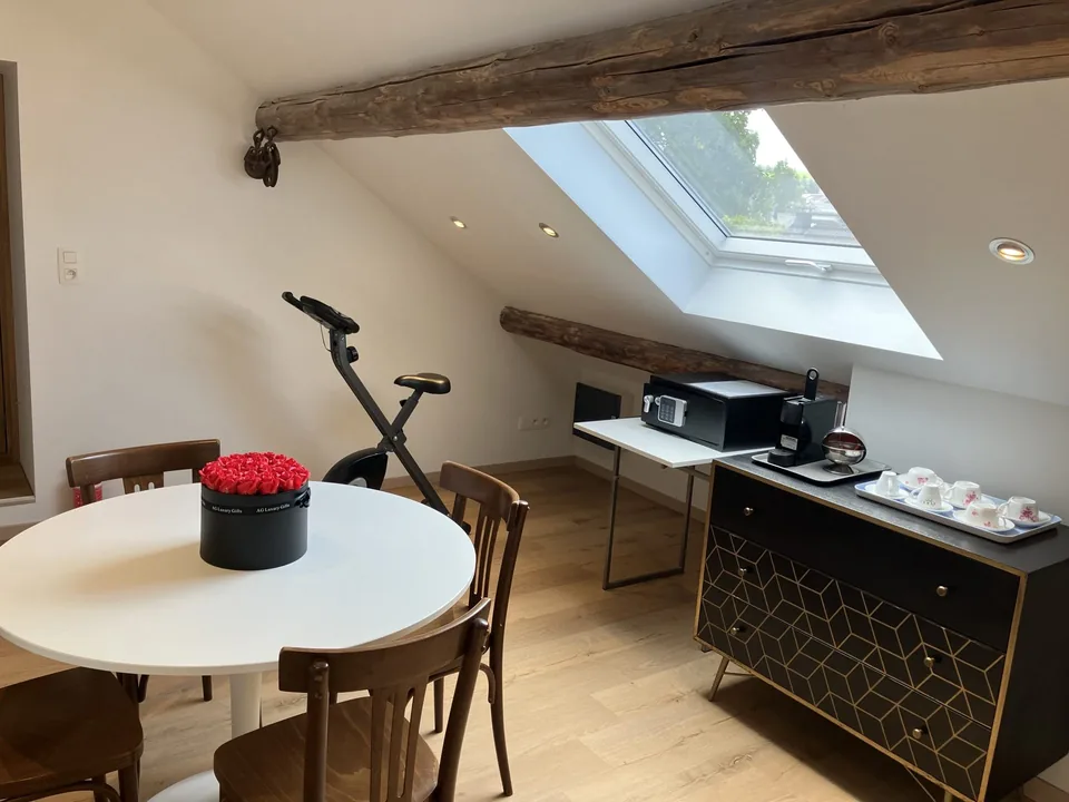 The Pegasus II dining corner under the beams: a round table and a roof window.